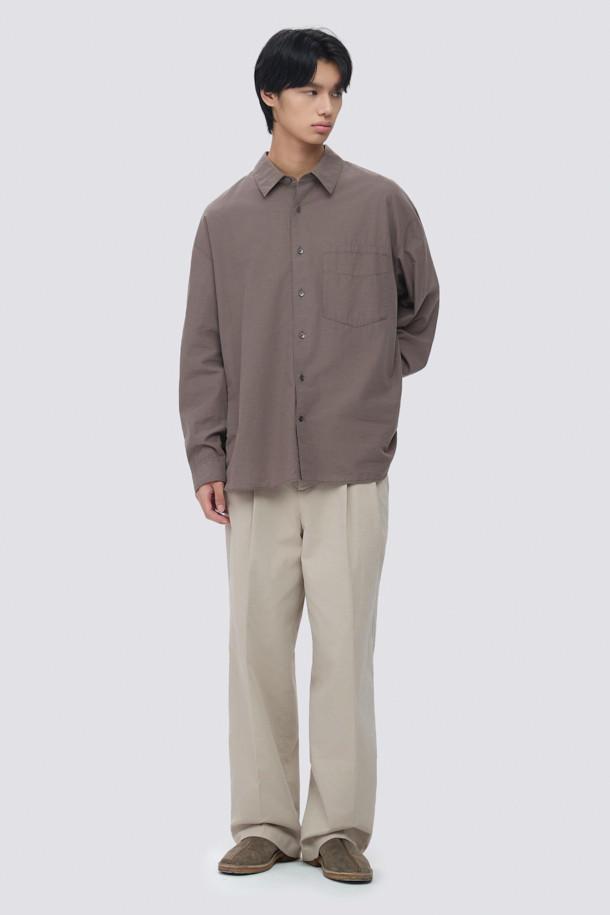 울 블렌디드 오버핏 셔츠는 부드러운 촉감의 울, 코튼, 텐셀 혼방 소재로 제작되어 편안한 착용감을 선사합니다. 다크그레이, 라이트그레이, 브라운 세 가지 색상으로 출시되었으며, 간절기와 초겨울에 적합합니다. 여유로운 핏과 넉넉한 기장감, 간결한 스티치, 미니멀한 디자인이 특징이며, 자연스러운 드레이프가 멋스러운 실루엣을 연출합니다. 출근룩, 비즈니스 캐주얼, 모임룩 등 다양한 TPO에 활용 가능하며, 미니멀, 클래식, 시크 스타일을 즐기는 분들께 추천합니다.
