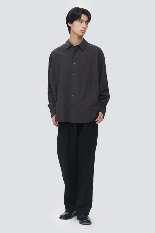 울 블렌디드 오버핏 셔츠는 부드러운 촉감의 울, 코튼, 텐셀 혼방 소재로 제작되어 가을과 초겨울에 적합합니다. 라이트그레이, 브라운, 다크그레이 세 가지 색상으로 만나볼 수 있으며, 여유 있는 핏과 기장감, 간결한 스티치가 돋보이는 미니멀한 디자인이 특징입니다. 칼라 넥 라인과 긴 소매 기장으로 깔끔한 실루엣을 연출하며, 출근룩, 비즈니스 캐주얼, 겨울 데일리룩 등 다양한 TPO에 활용 가능합니다. 미니멀, 클래식, 시크한 스타일을 선호하는 남성 고객에게 적합한 아이템입니다.
