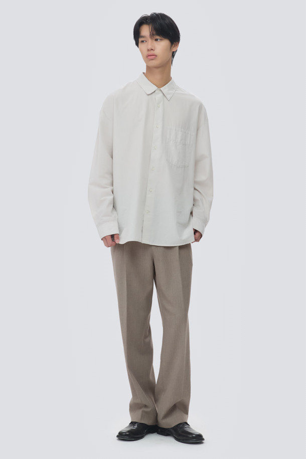 울 블렌디드 오버핏 셔츠는 부드러운 촉감의 울, 코튼, 텐셀 혼방 소재로 제작되어 간절기부터 초겨울까지 착용하기 좋습니다. 라이트 그레이, 브라운, 다크 그레이 세 가지 색상으로 출시되었으며, 여유 있는 오버핏과 레귤러 기장으로 편안한 착용감을 선사합니다. 간결한 스티치와 자연스러운 드레이프 디테일이 특징이며, 두꺼운 두께감으로 실용성을 더했습니다. 미니멀하고 시크한 스타일로, 출근룩, 겨울 데일리룩, 비즈니스 캐주얼 등 다양한 TPO에 활용 가능합니다. 클래식한 무드를 연출하기에도 좋습니다.
