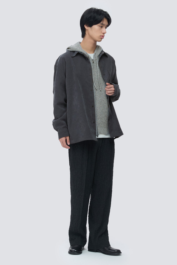 미니멀한 디자인이 돋보이는 남성용 오버핏 셔츠입니다. 블랙 컬러의 무지 셔츠로, 간절기에 착용하기 적합하며, 부드러운 촉감의 폴리우레탄 소재로 제작되었습니다. 아우터형 셔츠로 활용 가능하며, 브러싱 가공과 트윌 조직으로 고급스러움을 더했습니다. 넉넉한 핏과 아웃포켓 디자인으로 편안함과 스타일리시함을 동시에 잡았습니다. 데이트룩, 카페룩 등 다양한 상황에서 미니멀, 클래식, 시크한 스타일을 연출할 수 있습니다.
