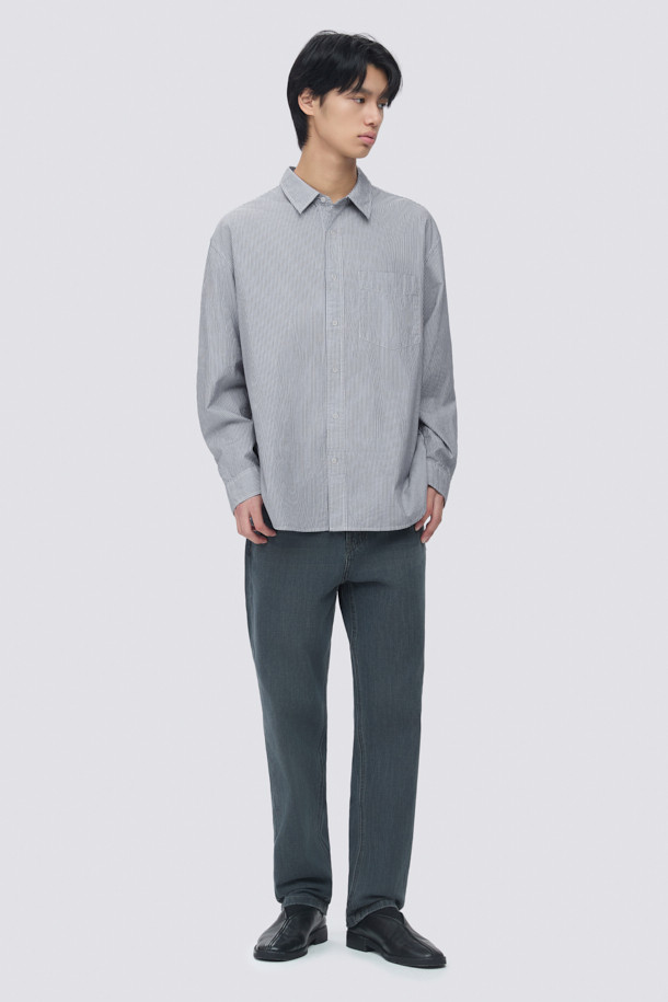 블루와 브라운 컬러의 스트라이프 패턴이 돋보이는 남성용 스트라이프 셔츠입니다. 면 100% 소재로 제작되어 부드러운 촉감을 자랑하며, 사계절 내내 활용 가능한 실용적인 아이템입니다. 클래식과 미니멀 스타일을 동시에 만족시키는 디자인으로, 단정한 어깨선과 오버핏 실루엣이 편안하면서도 세련된 분위기를 연출합니다. 출근룩 및 비즈니스 캐주얼에 적합하며, 이너 또는 단독으로 착용하여 다양한 스타일을 완성할 수 있습니다. 긴 소매 기장의 레귤러 기장으로, 유행을 타지 않는 디자인이 특징입니다.
