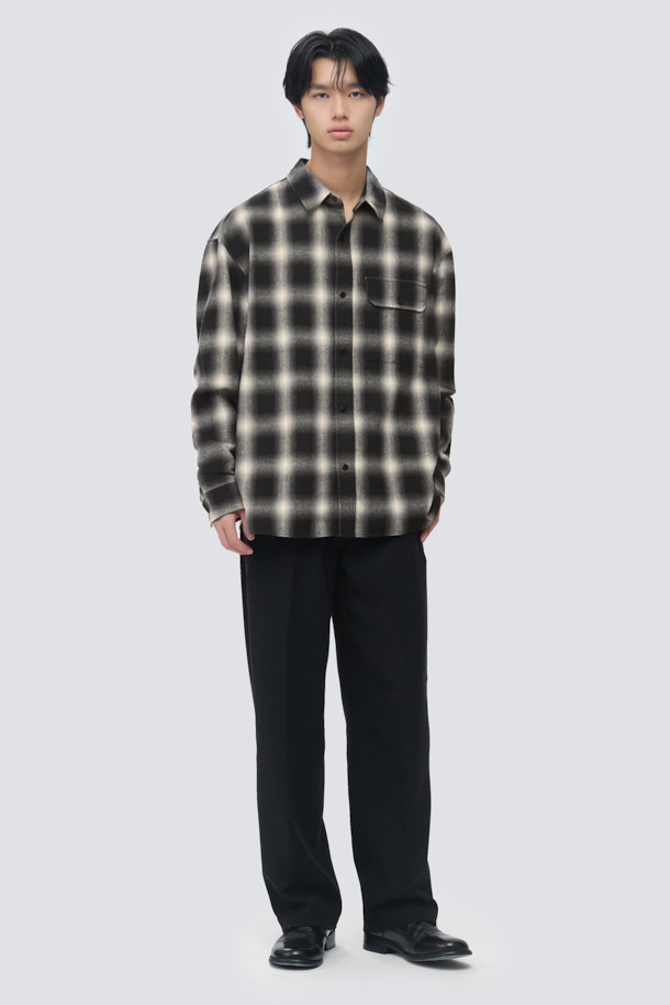 **옴브레 체크 셔츠**는 다크 네이비 컬러의 남성용 셔츠로, 가을과 초겨울에 적합합니다. 베이직한 스타일을 기반으로 하며, 오버핏의 레귤러 기장으로 편안한 착용감을 선사합니다. 코튼 100% 소재에 브러싱 가공을 더해 부드러운 촉감과 기모감을 느낄 수 있습니다. 플랩 포켓 디테일이 돋보이며, 체크와 옴브레 패턴이 조화롭게 어우러져 클래식, 캐주얼, 미니멀 룩 연출에 용이합니다. 가을 나들이룩, 겨울 데일리룩, 데이트룩 등 다양한 TPO에 활용할 수 있습니다.
