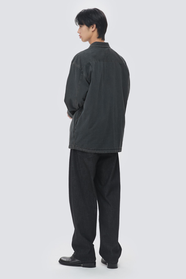 **그레이 워시드 데님 셔츠**는 캐주얼과 미니멀, 클래식 스타일을 아우르는 공용 데님 셔츠입니다. 8oz 데님 원단으로 제작되어 부드러운 촉감을 선사하며, 봄, 가을에 가볍게 걸치기 좋습니다. 오버핏에 칼라 디테일, 긴 소매 기장으로 편안한 착용감을 제공하며, 브라운 스티치 포인트가 돋보입니다. 동네 마실룩에 적합하며, 사이드 포켓과 앞판 포켓으로 실용성을 더했습니다.
