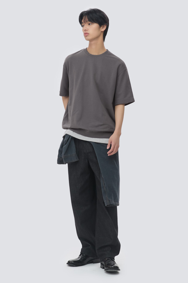 천연 염색 기법으로 은은한 멋을 더한 "천연다잉 스웻 반팔 티셔츠 (set-up)"입니다. 부드러운 면 소재의 루즈핏, 오버핏으로 편안한 착용감을 선사하며, 바이오 워싱 가공을 통해 자연스러운 질감을 살렸습니다. 라운드넥 디자인에 래글런 절개, 밑단 시보리, 로고 자수 디테일로 포인트를 주어 캐주얼, 미니멀, 클래식 스타일을 모두 소화할 수 있습니다. 동네 마실룩, 여행룩 등 다양한 TPO에 활용 가능하며, 셋업으로도 연출하여 스타일리시함을 더할 수 있습니다. 봄, 여름 시즌에 시원하게 즐길 수 있는 데일리 티셔츠입니다.
