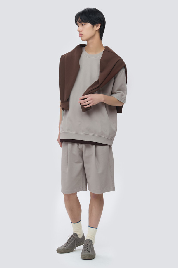 천연 염색으로 은은한 멋을 더한 '천연다잉 스웻 반팔 티셔츠'입니다. 석류와 오배자 염색 기법을 사용하여 자연스러운 컬러감을 연출하며, 부드러운 면 소재로 제작되어 편안한 착용감을 선사합니다. 루즈핏과 오버핏의 넉넉한 실루엣, 래글런 절개, 밑단 시보리, 블루종 스타일의 디자인이 돋보입니다. 로고 자수 디테일로 포인트를 더했으며, 셋업으로도 활용 가능하여 캐주얼하고 미니멀한 스타일을 완성할 수 있습니다. 봄, 여름 시즌 데일리룩은 물론, 동네 마실, 산책, 여행 등 다양한 TPO에 활용하기 좋습니다.
