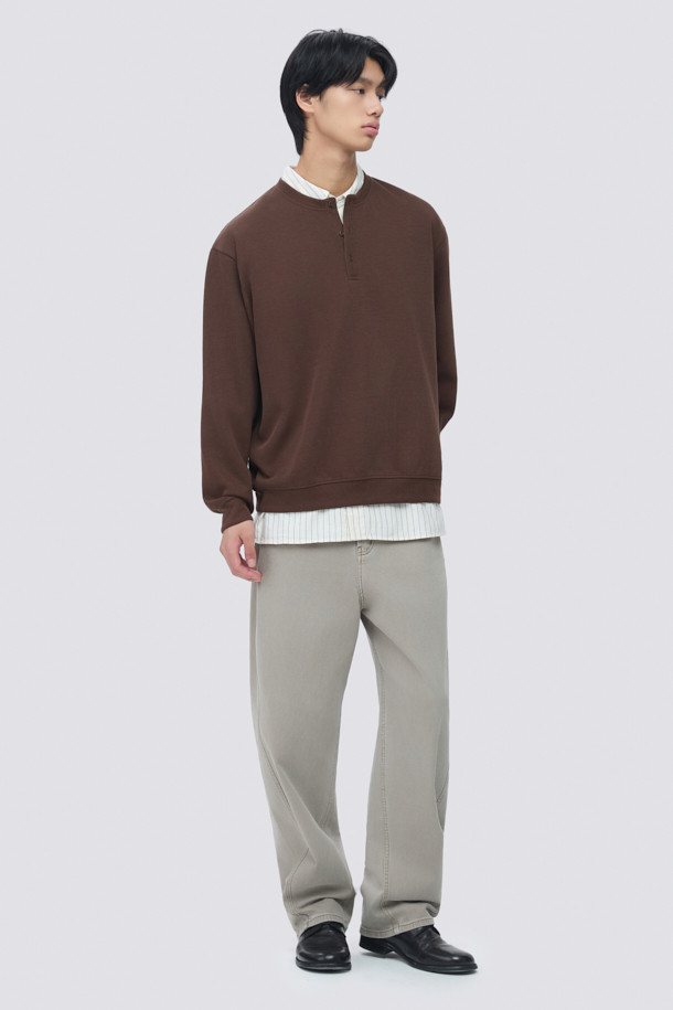 부드러운 촉감의 브라운 컬러 헨리넥 맨투맨입니다. 헨리넥 디자인과 버튼 여밈으로 포인트를 더했으며, 밑단 시보리로 안정적인 핏을 제공합니다. 간절기부터 초겨울까지 착용하기 좋으며, 은은한 광택감이 고급스러운 느낌을 줍니다. 오버핏으로 제작되어 편안함을 선사하며, 단독 착용은 물론 이너용으로도 활용 가능합니다. 캐주얼, 미니멀, 클래식 스타일을 즐겨 입는 분들께 겨울 데일리룩으로 추천합니다.
