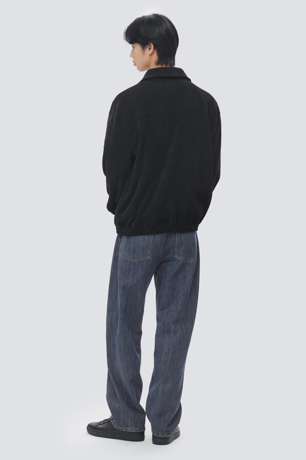 부드러운 코듀로이 소재의 오버핏 집업 맨투맨입니다. 하프넥 디자인과 드롭숄더, 밑단 E-밴드, 스트링 디테일로 캐주얼한 무드를 연출합니다. 가을, 겨울 시즌에 적합하며, 두꺼운 두께감으로 따뜻하게 착용할 수 있습니다. 블랙 컬러, 무지 패턴으로 미니멀하고 클래식한 스타일을 완성하며, 볼륨감 있는 실루엣으로 편안하면서도 스타일리시한 룩을 연출합니다. 일상, 집콕, 산책 등 다양한 TPO에 활용하기 좋습니다.
