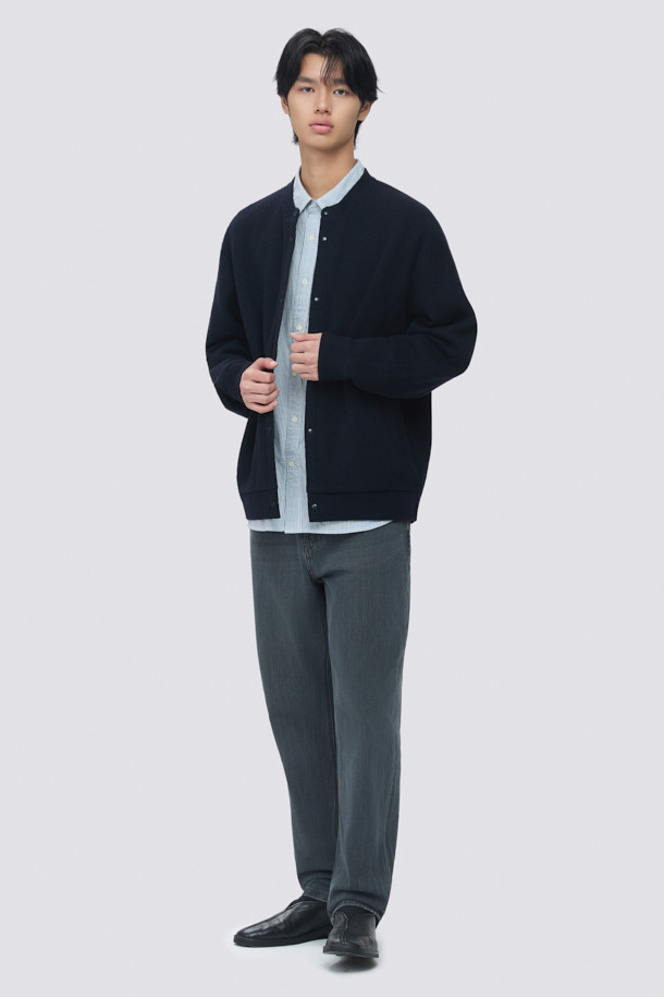 부드러운 촉감의 울 소재로 제작된 울저지 라운드 가디건입니다. 봄, 가을 간절기에 착용하기 좋으며, 미니멀하고 베이직한 스타일을 선호하는 분들께 추천합니다. 오버핏으로 편안한 착용감을 선사하며, 사이드 포켓과 반래글런 소매, 블루종 밑단 디테일이 돋보입니다. 프리미엄 울 블렌디드 사카리바 저지 소재로 제작되어 신축성이 뛰어나 활동성이 좋습니다. 데이트룩이나 카페룩 등 다양한 TPO에 활용하기 좋은 아이템입니다.
