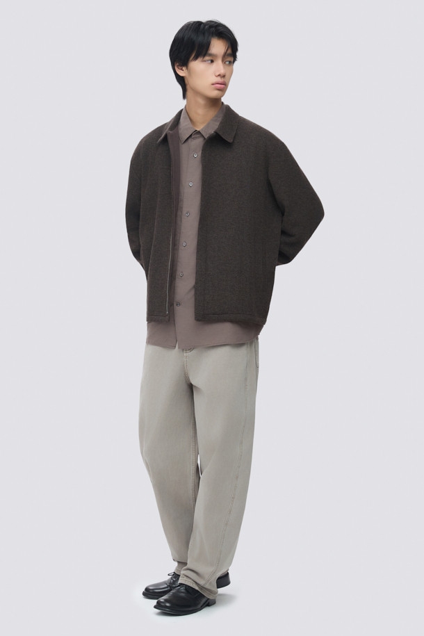 부드러운 울 소재의 남성용 브라운 컬러 울저지 카라 집업 가디건입니다. 가을과 겨울, 두 계절에 걸쳐 활용하기 좋은 두꺼운 두께감과 오버핏으로 제작되었습니다. 미니멀하고 베이직한 스타일로, 히든 지퍼와 사이드 포켓 디테일이 돋보입니다. 데이트룩, 카페룩 등 다양한 TPO에 매치하여 클래식하면서도 캐주얼한 분위기를 연출할 수 있습니다. 긴 소매 기장과 카라 플라켓 디자인으로 포인트를 더했습니다.

