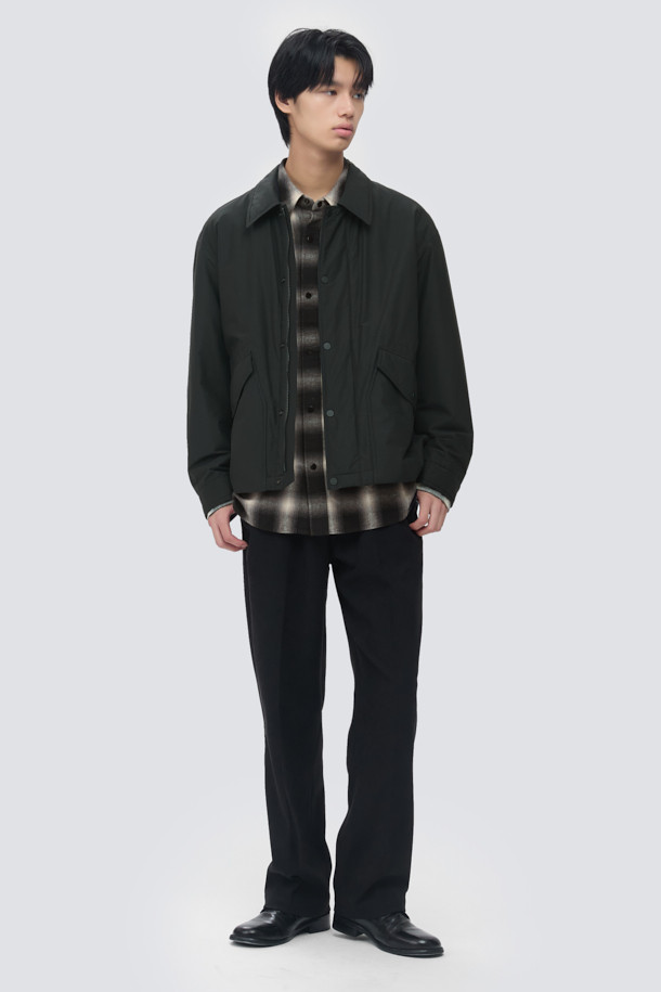 **셔츠형 패디드 점퍼**는 초겨울 날씨에 어울리는, 미니멀하고 클래식한 스타일의 남녀 공용 아우터입니다. 부드러운 면과 나일론 혼방 소재로 제작되어 편안한 촉감을 선사하며, 얇은 두께감으로 간절기에 가볍게 걸치기 좋습니다. 블랙 컬러의 무지 디자인에 드로우스트링 밑단, 큼직한 전면 포켓, 카라 디자인, 다트 및 패널 디테일이 더해져 세련된 실루엣을 연출합니다. 독일 프라우덴사의 컴포트템프(comfortemp) 패딩과 발수 가공으로 보온성과 기능성을 갖췄으며, 일상, 산책, 여행 등 다양한 TPO에 활용하기 좋습니다. 긴 소매와 루즈핏으로 편안함을 더했으며, 스냅과 히든 플래킷 여밈 방식으로 깔끔한 마무리를 선사합니다.
