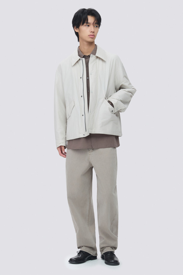 일상과 출근룩에 모두 잘 어울리는 셔츠형 패디드 점퍼입니다. 면과 나일론 혼방 소재로 제작되어 부드러운 촉감과 가벼운 착용감을 선사하며, 초겨울 날씨에 적합합니다. 셔츠 디자인에 히든 플래킷과 스냅 버튼 여밈 방식을 적용하여 클래식하고 미니멀한 스타일을 연출합니다. 독일 프라우덴사의 comfortemp 패딩 충전재와 생활 방수 기능, 드로우스트링 밑단, 큼직한 전면 포켓, 카라 디자인, 다트와 패널 디테일 등 다양한 특징을 갖추었습니다. 여유 있는 핏으로 편안함까지 더했습니다.
