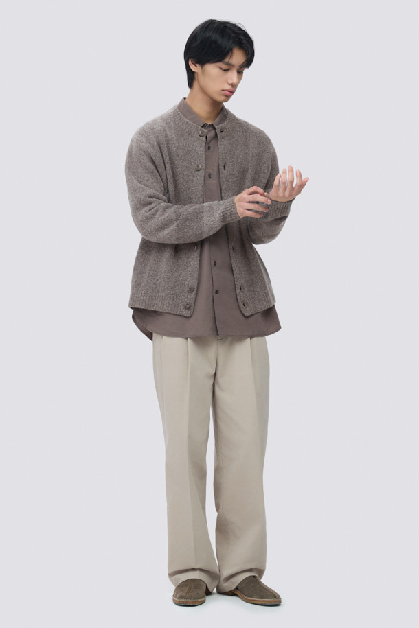 **에센셜 라운드 플러피 니트 가디건**은 부드러운 촉감과 포근한 착용감을 선사하는 겨울, 가을용 가디건입니다. 브라운 컬러의 오버핏 디자인으로, 베이직하면서도 클래식한 스타일을 연출합니다. 울, 나일론, 스판덱스 혼방의 두꺼운 소재로 제작되어 보온성이 뛰어나며, 플러피한 원사와 헤어리 텍스처가 특징입니다. 라운드넥과 긴 소매, 천연 너트 버튼, 이중 조직 마감 디테일이 돋보이며, 데일리룩, 카페룩, 모임룩 등 다양한 TPO에 활용하기 좋습니다. 미니멀, 캐주얼, 클래식 스타일을 즐기는 분들께 추천합니다.
