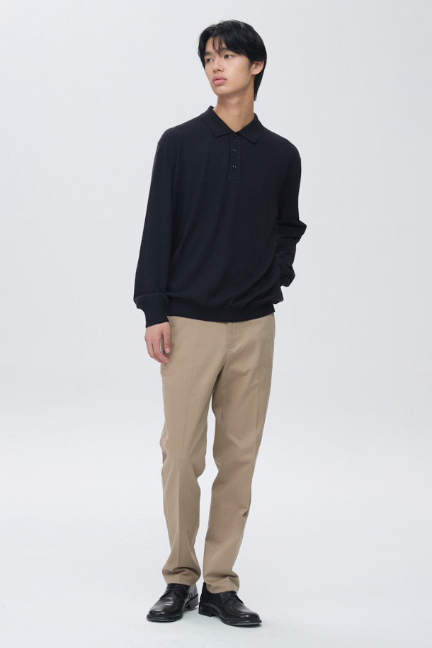 BOTTO(보또) 티에리 니트 풀오버는 이탈리아 BOTTO(보또)사 울 혼방 원사를 사용하여 부드러운 촉감과 은은한 광택을 자랑합니다. 12게이지 편직으로 제작되었으며, 보온성이 우수하여 겨울철 데일리룩, 오피스룩, 비즈니스 캐주얼에 모두 잘 어울립니다. 클래식, 미니멀, 캐주얼 스타일을 아우르는 디자인으로, 레귤러 핏과 3버튼 플라켓 디테일이 특징입니다. 티에리넥과 긴소매 디자인으로 세련된 분위기를 연출하며, 무지 패턴의 블랙 컬러로 어떤 옷에도 쉽게 매치할 수 있습니다. 두께는 얇지만 울 소재 특유의 따뜻함을 느낄 수 있습니다.
