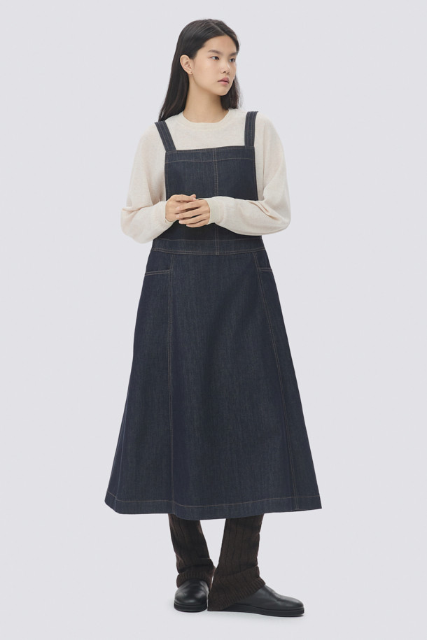 [epigram(에피그램) 여성] 논페이드 데님 오버롤 원피스는 캐주얼하고 미니멀한 스타일의 데님 오버롤 원피스입니다. 논페이드 생지 데님 소재로 제작되어 이염을 방지하며, 뻣뻣한 촉감이 특징입니다. A라인과 플레어 핏으로 여성스러운 실루엣을 연출하며, 어깨 끈 조절과 버클 장식으로 편안하게 착용할 수 있습니다. 뒷면 지퍼 디테일로 간편하게 탈착 가능하며, 네이비 컬러의 무지 디자인으로 어떤 옷에도 쉽게 매치할 수 있습니다. 동네 마실룩이나 쇼핑룩에 활용하기 좋습니다.
