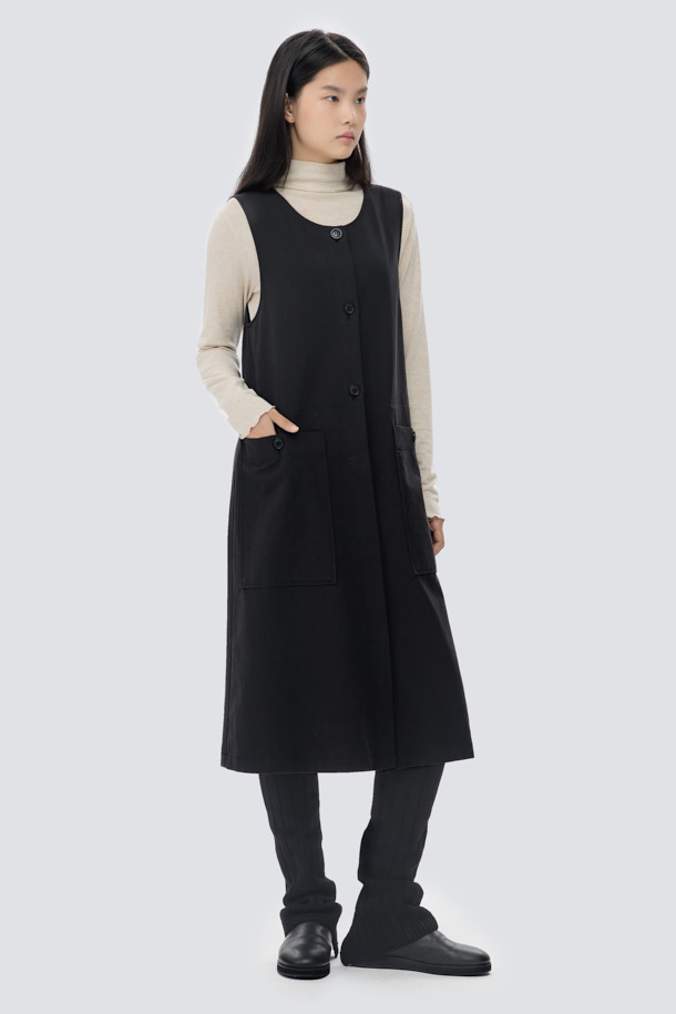 [epigram 여성] 레이어드 버튼 원피스는 간절기와 사계절 모두 활용 가능한 데일리 원피스입니다. 심플하고 미니멀한 블랙 컬러의 코튼 혼방 소재로 제작되어 탄탄한 촉감을 자랑하며, 여유 있는 A라인 핏으로 편안하게 착용할 수 있습니다. 라운드넥 디자인에 앞면 전체 버튼 여밈, 와이드 아웃포켓, 무릎을 덮는 기장감으로 실용성을 더했습니다. 레이어드 스타일 연출이 가능하여 카페룩, 쇼핑룩 등 다양한 TPO에 맞춰 미니멀, 클래식, 캐주얼 무드로 스타일링할 수 있습니다.
