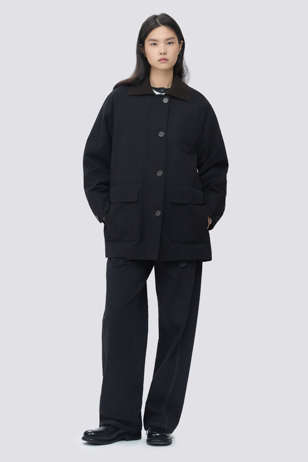 [epigram(에피그램) 여성] 니트 카라 플리츠 툭자켓은 클래식과 모던 무드를 동시에 자아내는 아우터입니다. 브라운, 블랙 두 가지 색상으로 출시되었으며, 간절기부터 초겨울까지 착용하기 좋습니다. 면, 나일론, 니트 혼방의 부드러운 촉감과 두꺼운 두께감으로 포근함을 선사하며, 래글런 소매, 세미 드롭 숄더, 플리츠 디테일이 특징입니다. 니트 카라와 체크 안감, Comfortemp® 충전재를 사용하여 보온성을 높였으며, 스트레이트 핏과 버튼 여밈 방식입니다. 겨울 데일리룩, 오피스룩, 모임룩 등 다양한 TPO에 미니멀, 시크 스타일로 연출하기 좋습니다.
