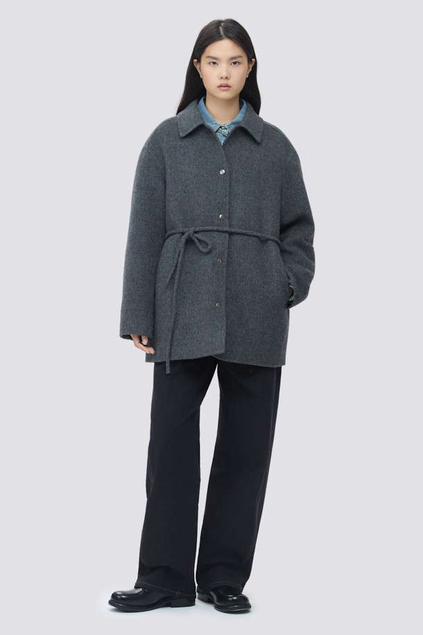 [epigram 여성] 스트랩 울 재킷은 가을과 겨울, 오피스룩과 모임룩, 출근룩에 어울리는 여성용 아우터입니다. 클래식하고 미니멀한 스타일을 추구하는 분들께 적합하며, 부드러운 울 소재와 두꺼운 두께로 따뜻함을 선사합니다. 허리 스트랩으로 허리 라인을 강조할 수 있으며, 힙을 덮는 미디엄 기장과 핸드메이드 마감, 드롭숄더 디자인이 특징입니다. 안감 처리가 되어 있어 편안한 착용감을 느낄 수 있으며, 스냅 여밈 방식에 긴 소매로 디자인되었습니다. 그레이 컬러의 무지 패턴으로 다양한 스타일 연출이 용이합니다.
