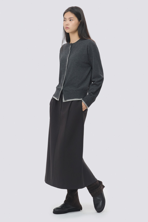 [epigram여성] 저지 맥시 스커트는 모던하고 미니멀한 스타일을 추구하는 여성들을 위한 사계절용 스커트입니다. 부드러운 촉감의 면, 폴리에스테르, 스판덱스 혼방의 이중 조직감 저지 소재(더블니트)로 제작되어 편안한 착용감을 선사합니다. 앞판 원턱 디테일과 허리 뒷면 밴딩, 루즈핏 코쿤 실루엣으로 세련된 핏을 연출하며, 뒷면 밑단 슬릿과 사이드 포켓, 더블 벨트고리로 실용성을 더했습니다. 데이트룩, 카페룩, 미니멀, 클래식, 시크 스타일을 완성하는 블랙 컬러의 맥시 스커트입니다.
