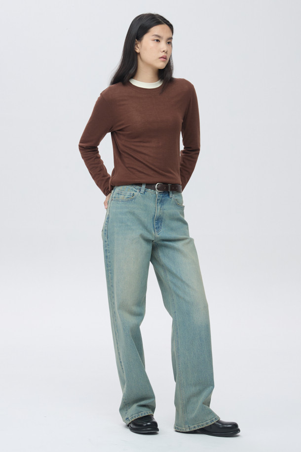 [epigram 여성] 와이드 데님 팬츠는 빈티지하면서도 캐주얼한 스타일을 연출하는 데일리 팬츠입니다. 옐로우 블루, 라이트 인디고 두 가지 컬러로 출시되었으며, 사계절 내내 착용 가능합니다. 탄탄한 데님 소재에 스판을 더해 편안한 착용감을 선사하며, 와이드핏 디자인으로 다리 라인을 더욱 돋보이게 합니다. 미드웨이스트 허리선과 YKK 지퍼, 에피그램 로고 버튼, 주름선 워싱 디테일은 물론, 한지 소재 와펜 디테일까지 더해져 소장 가치를 높였습니다. 쇼핑룩, 산책룩 등 다양한 TPO에 맞춰 미니멀하면서도 스타일리시하게 연출해보세요.
