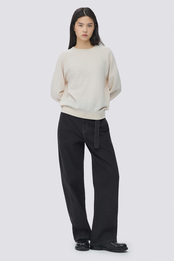 [epigram 여성] 논페이드 커브드 데님 팬츠는 도시적이고 세련된 스타일을 추구하는 여성들을 위한 데님 팬츠입니다. 인디고 컬러의 긴 기장으로, 사계절 내내 활용 가능하며, 부드러운 촉감의 데님 소재로 편안한 착용감을 선사합니다. 하이웨이스트 디자인과 아웃심 곡선 절개, 입체 핏으로 다리 라인을 더욱 돋보이게 합니다. YKK 지퍼, 후크/단추 여밈, 더블 스티치, 논페이드 원단, 스판 혼용, 벨트 옵션, 한지 와펜 디테일 등 섬세한 디테일이 돋보이는 아이템입니다. 시크, 미니멀, 클래식한 스타일을 즐겨 입는 분들께 데이트룩, 쇼핑룩으로 추천합니다.
