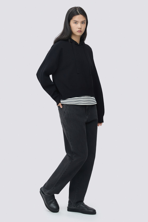 [epigram 여성] 테이퍼드 배기핏 데님 팬츠는 다크 그레이 컬러로, 캐주얼 스타일을 연출하기 좋은 데님 팬츠입니다. 허리 뒷면 밴딩으로 편안한 착용감을 제공하며, 롤업하여 다양한 스타일을 연출할 수 있습니다. 캣 브러쉬 워싱과 사이드 절개 디테일이 돋보이며, 에피그램 로고 버튼과 YKK 지퍼로 마감하여 완성도를 높였습니다. 테이퍼드와 배기핏의 조화로 트렌디하면서도 편안한 핏을 선사하며, 사계절 내내 활용 가능한 아이템입니다. 동네 마실룩, 쇼핑룩, 여행룩 등 다양한 TPO에 맞춰 미니멀하고 클래식한 스타일을 연출해보세요.
