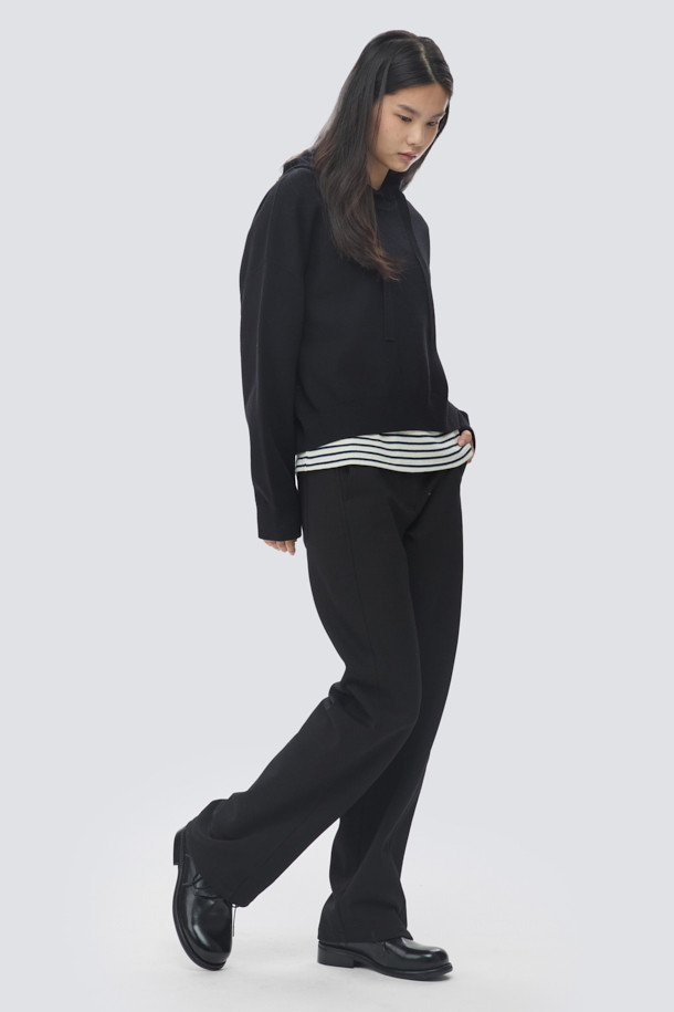 [epigram여성] 스트레이트 저지 팬츠는 부드러운 촉감의 면, 폴리에스테르, 스판덱스 혼방 소재로 제작되어 편안한 착용감을 선사합니다. 사계절 내내 활용 가능한 베이직하고 캐주얼한 스타일의 긴바지로, 밴딩 처리된 허리와 슬림핏 스트레이트 핏이 특징입니다.  더블니트 저지 원단을 사용하여 내구성을 높였으며, 사이드 라인 절개와 사이드 및 힙 포켓 디테일로 포인트를 더했습니다.  일상, 집콕, 여행 등 다양한 TPO에 맞춰 캐주얼, 미니멀, 클래식 스타일로 연출하기 좋습니다.  epigram 브랜드 라벨이 부착되어 있습니다.
