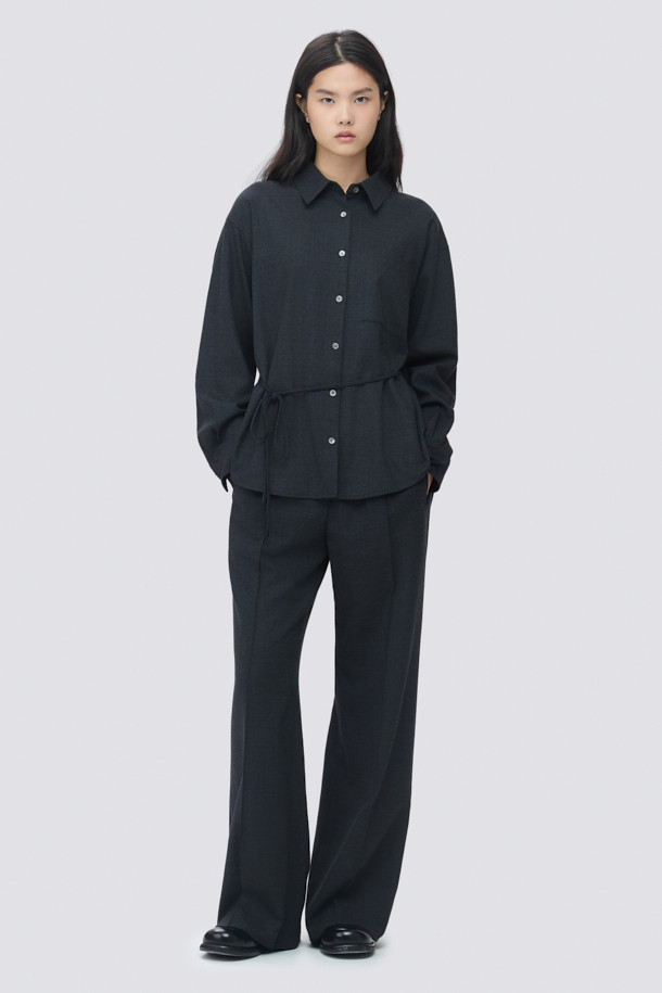 [epigram 여성] 울 와이드 팬츠는 가을, 겨울 시즌에 어울리는 여성용 바지입니다. 모던하고 베이직한 스타일로, 출근룩, 오피스룩, 겨울 데일리룩에 활용하기 좋습니다. 부드러운 울 소재와 폴리우레탄 혼방으로 제작되어 편안한 착용감을 선사하며, 루즈핏 와이드 실루엣으로 스타일리시함을 더했습니다. 핀턱 디테일과 사이드 포켓, 내부 스트링, 밴딩 처리로 실용성을 높였으며, 셋업으로도 연출 가능합니다. 차분한 그레이 컬러에 무지 패턴으로 클래식, 미니멀, 시크한 분위기를 연출해 보세요.
