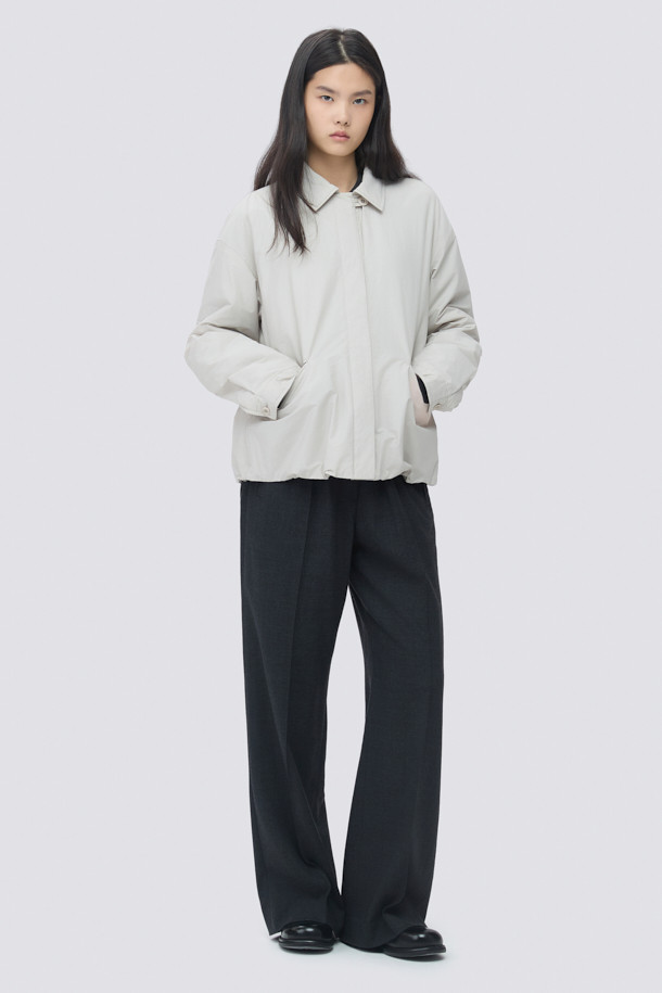 [epigram여성] 경량 패디드 셔켓은 간절기에 활용하기 좋은 여성 셔켓입니다. 아이보리와 베이지 두 가지 색상으로 출시되었으며, 미니멀하고 베이직한 스타일을 추구합니다. 세미오버핏에 셔츠칼라 디자인으로 편안하면서도 세련된 느낌을 줍니다. 코튼과 나일론 혼방 소재에 얇은 두께감으로 가볍게 착용할 수 있으며, 내부에는 보온성을 더하는 패딩 안감이 있습니다. 히든 버튼 여밈 방식과 드로우스트링 밑단, 사이드 입술 포켓, 가먼트 워싱 처리, 친환경 충전재 사용 등 섬세한 디테일이 돋보입니다. 카페룩이나 산책룩 등 다양한 일상 스타일에 매치하여 미니멀, 클래식, 캐주얼 무드를 연출해보세요.
