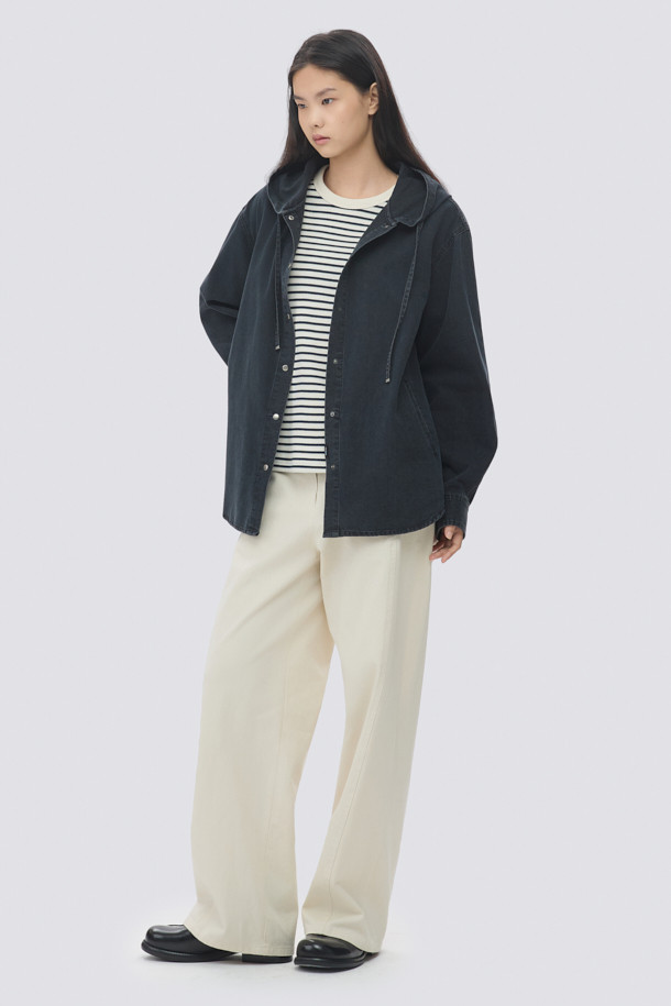 [epigram(에피그램) 여성] 그레이 후드 데님셔켓은 간절기와 겨울철에 안성맞춤인 캐주얼 스타일의 셔켓입니다. 부드러운 촉감의 데님 소재에 다크 그레이 컬러, 루즈핏으로 편안한 착용감을 선사합니다. 힙 기장의 무지 디자인으로, 세미 드롭 숄더와 사이드 포켓, 스트링, 금속 팁 장식, 더블 스티치 마감 등의 디테일이 돋보입니다. 후드 디자인과 긴 소매로 보온성을 더하며, 스냅 여밈 방식으로 간편하게 착용할 수 있습니다. 동네 마실룩이나 겨울 데일리룩에 미니멀하고 클래식한 무드로 연출해보세요.
