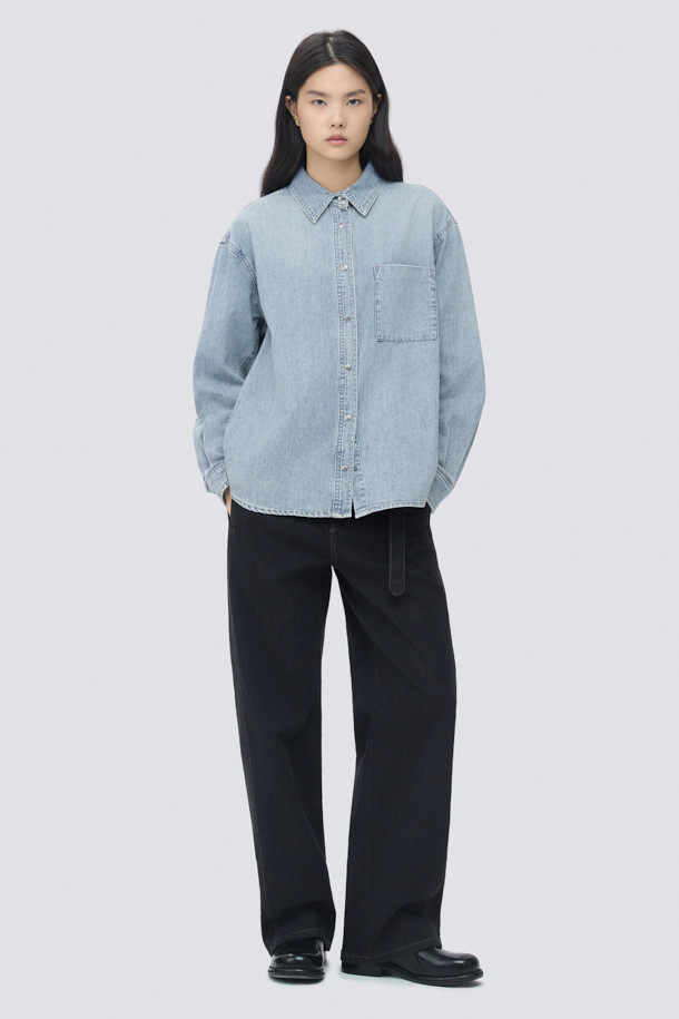 [epigram(에피그램) 여성] 인디고 데님 셔켓은 빈티지한 무드의 여성 의류입니다. 가볍고 부드러운 데님 소재로 제작되었으며, 루즈핏으로 편안한 착용감을 선사합니다. 셔츠 칼라와 긴 소매, 가슴 아웃포켓과 사이드 포켓으로 실용성을 더했으며, 브러쉬 워싱, 더블 스티치, 세미 드롭 숄더, 뒷판 턱 디테일 등 섬세한 디테일이 돋보입니다. 간절기 및 겨울철, 동네 마실룩이나 데일리룩으로 캐주얼하고 클래식하게 연출하기 좋습니다. 스냅 여밈 방식으로 간편하게 착용할 수 있습니다.
