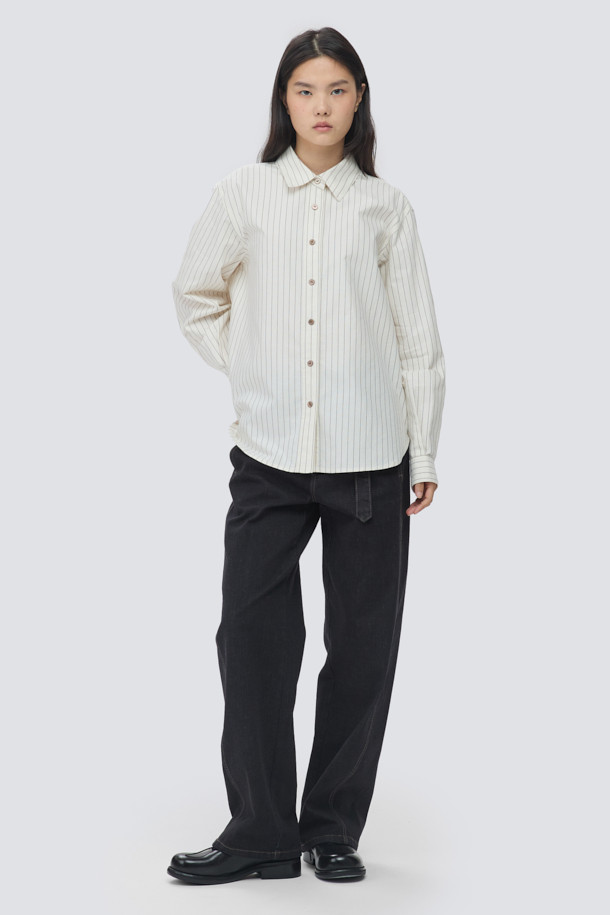 [epigram여성] 옥스포드 스트라이프 셔츠는 베이직하면서 캐주얼한 스타일의 여성 셔츠입니다. 크림, 브라운 두 가지 컬러로 출시되었으며, 사계절 내내 활용 가능한 아이템입니다. 면 소재의 옥스포드 원단으로 제작되어 부드러운 촉감을 선사합니다. 차이나칼라에 루즈핏으로 편안함을 더했으며, 긴 소매와 레귤러 기장으로 디자인되었습니다. 배색 버튼, 플랩 디테일, 뒷판 요크 턱, 배색 바텍 포인트, 세미 드롭 숄더 등의 특징이 돋보이는 셔츠입니다.
