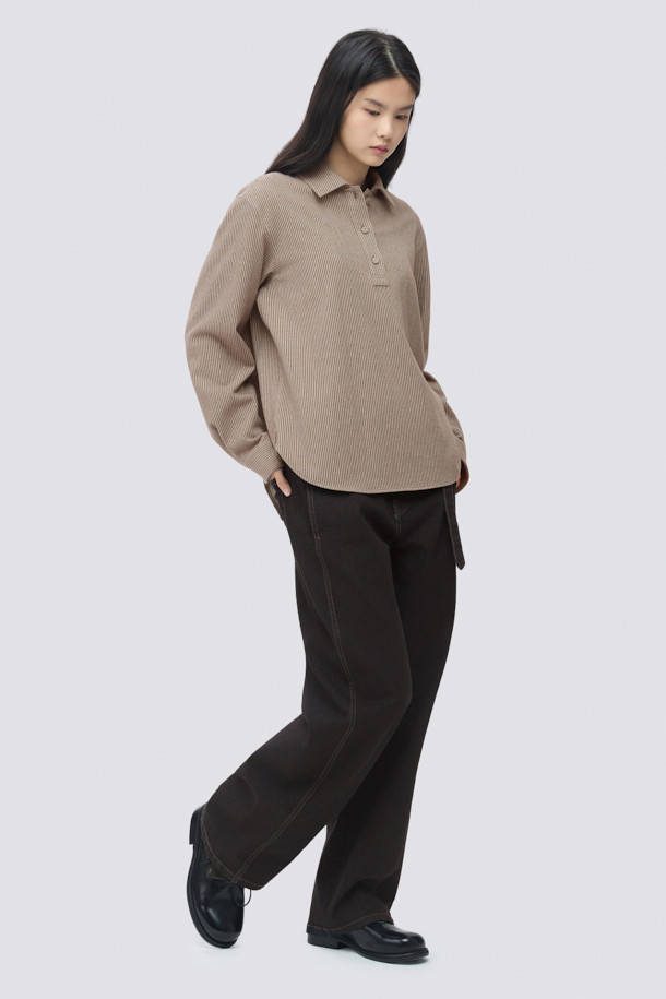 [epigram(에피그램) 여성] 플란넬 스트라이프 셔츠는 부드러운 플란넬 소재로 제작되어 겨울철에도 따뜻하게 착용할 수 있습니다. 멜란지 브라운과 화이트 컬러의 스트라이프 패턴이 베이직하면서도 클래식한 분위기를 연출합니다. 루즈핏으로 편안함을 더하고, 긴소매와 칼라 디자인으로 포멀한 느낌을 줍니다. 반오픈 스타일과 싸개 단추 마감, 뒷면 셔링 디테일이 돋보이며, 겨울 데일리룩이나 카페룩에 잘 어울립니다.
