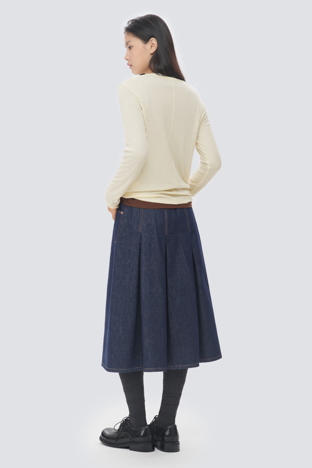 [epigram 여성] 울혼방 레이어드 라운드 티셔츠는 간절기에 적합한 베이직 스타일의 여성 티셔츠입니다. 아이보리 색상의 슬림핏으로, 부드러운 울 혼방 소재로 제작되어 편안한 착용감을 선사합니다. 레이어드 스타일로 디자인되어 단독 착용은 물론, 다양한 스타일링에 활용하기 좋습니다. 라운드넥과 긴 소매, 그리고 매단과 뒷 중심 웨이브 디테일이 특징이며, 데이트룩과 카페룩에 잘 어울립니다. 이너로 활용하기에도 적합합니다.
