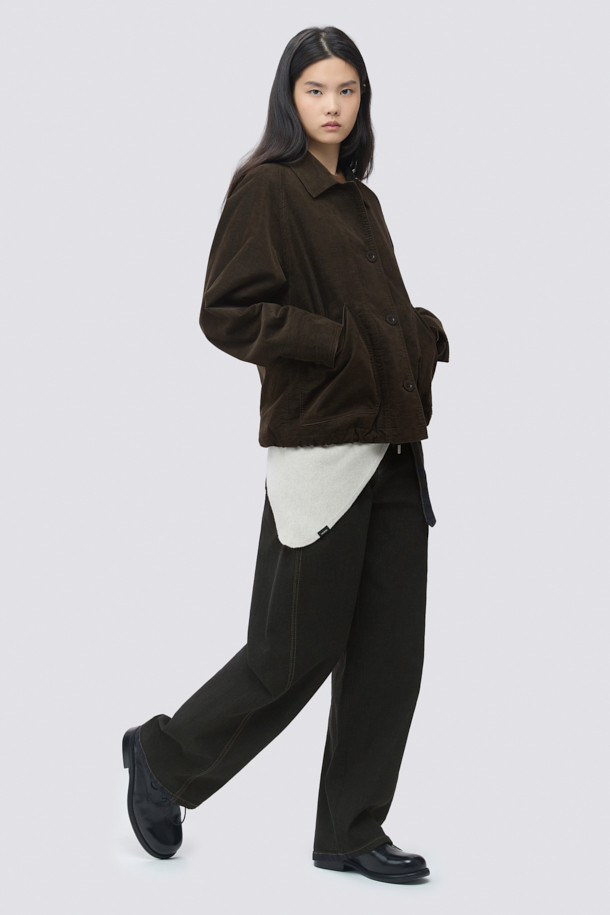 [epigram 여성] 카라넥 패디드 점퍼는 간절기와 초겨울에 착용하기 좋은 여성용 점퍼입니다. 브라운 컬러의 무지 디자인으로 클래식, 매니시, 캐주얼 등 다양한 스타일을 연출할 수 있습니다. 부드러운 촉감의 폴리에스테르 소재에 촘촘한 퀼팅 구조와 라글란 소매, 스트링 밑단 디테일이 돋보입니다. 오픈 포켓과 카라넥 디자인, 리사이클 충전재 Comfortemp®를 사용하여 보온성을 높였습니다. 겨울 데일리룩, 모임룩, 출근룩 등 폭넓은 TPO에 활용하기 좋은 레귤러핏의 두꺼운 점퍼입니다.
