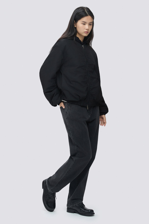 [epigram(에피그램) 여성] 패디드 셔링 점퍼는 간절기와 초겨울, 겨울 데일리룩에 어울리는 여성스러운 스타일의 아우터입니다. 부드러운 메모리 폴리 소재로 제작되었으며, 엉덩이를 덮는 기장에 레귤러핏으로 편안하게 착용 가능합니다. 블랙 색상의 무지 디자인으로 미니멀, 클래식, 캐주얼 등 다양한 스타일을 연출할 수 있습니다. 벌룬 소매와 셔링 디테일, 퀼팅, 리브드 밴딩 디자인이 돋보이며, 투웨이 지퍼 여밈 방식으로 실용성을 더했습니다. 안감은 패딩 처리되어 보온성을 높였습니다.
