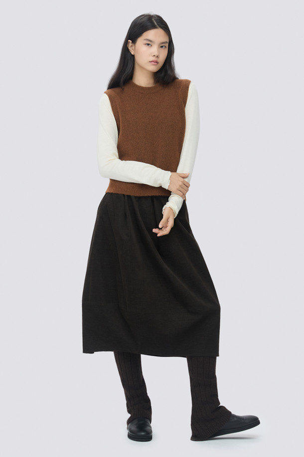 [epigram여성] 슬릿 디테일 니트 베스트는 간절기부터 초겨울까지 포근하게 착용하기 좋은 여성 니트 베스트입니다. 부드러운 알파카, 울, 나일론, 스판 혼방 소재로 제작되어 가볍고 포근한 착용감을 선사합니다. 라운드넥 디자인에 루즈핏으로 편안한 착용감을 제공하며, 브라운 컬러와 미니멀한 스타일이 특징입니다. 양 옆 슬릿 디테일이 돋보이며, 다양한 룩에 레이어드하여 클래식하면서도 세련된 스타일을 연출할 수 있습니다. 민소매 기장으로 간절기에는 단독으로, 초겨울에는 아우터와 함께 매치하여 활용하기 좋습니다.
