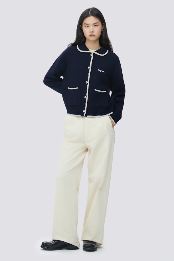 [epigram**여성**] 울 스티치 카라 가디건은 간절기부터 초겨울까지 포근하게 착용하기 좋은 여성 니트 가디건입니다. 울 100% 소재로 제작되어 부드러운 촉감을 선사하며, 슬림핏 디자인으로 여성스러운 실루엣을 연출합니다. 네이비와 화이트 두 가지 색상으로 출시되었으며, 핸드 스티치 디테일, 배색 포인트, 아웃포켓, 래글런 소매 등 섬세한 디자인이 돋보입니다. [epigram] 레터링 로고와 블루종 형태의 마감으로, 클래식하면서도 미니멀한 무드를 자아내 데이트룩, 카페룩, 겨울 데일리룩 등 다양한 TPO에 활용하기 좋습니다.
