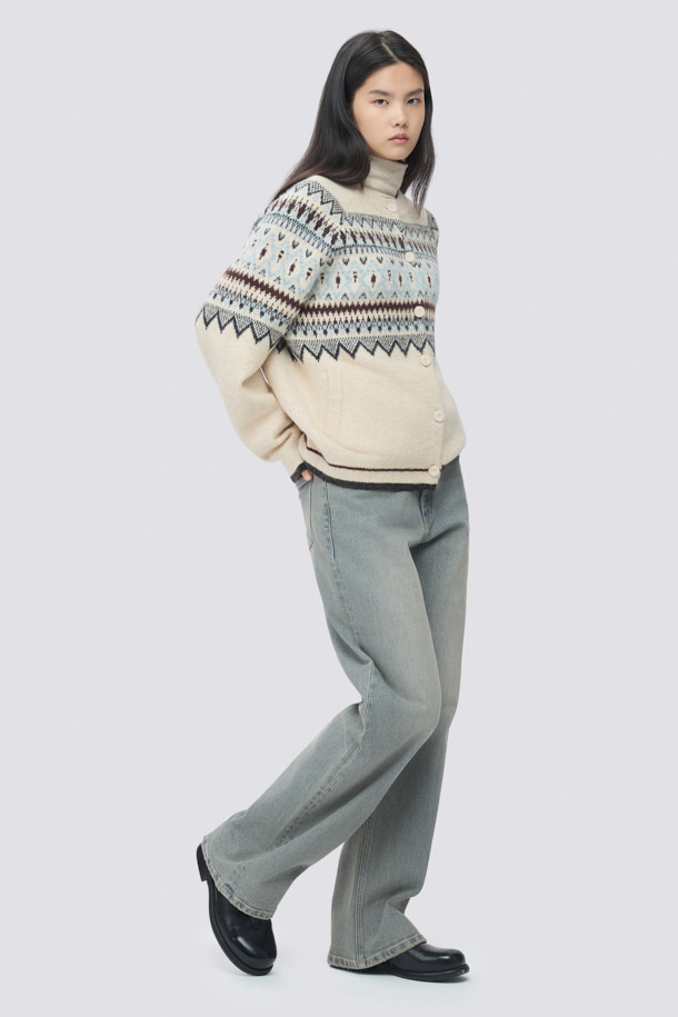 [epigram여성] 노르딕 패턴 라운드 가디건은 포근한 겨울 스타일을 완성하는 아이보리 컬러의 니트 가디건입니다. 래글런 소매와 립조직 마감으로 편안한 착용감을 선사하며, 부드러운 촉감의 두꺼운 니트 소재가 특징입니다. 노르딕 패턴과 사이드 포켓, 싸개 단추, 배색 포인트 디테일이 캐주얼한 무드를 더합니다. 라운드넥에 오버핏으로 제작되어 겨울 데일리룩, 집콕룩, 산책룩 등 다양한 TPO에 활용하기 좋습니다.
