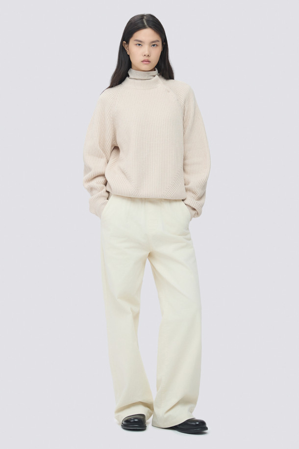 [epigram여성] 넥 슬릿 니트는 가을과 겨울, 캐주얼하고 베이직한 스타일을 연출하는 여성용 니트입니다. 아이보리, 베이지 두 가지 색상으로 제공되며, 넥 슬릿 디테일이 특징입니다. 두꺼운 두께감과 부드러운 촉감의 면 소재로 제작되었으며, 래글런 소매와 볼륨감 있는 소매 디자인이 돋보입니다. 레귤러핏에 리브 조직 밑단, 블루종 실루엣으로 편안하면서도 세련된 핏을 선사합니다. 겨울 데일리룩, 카페룩, 집콕룩 등 다양한 TPO에 활용하기 좋은 아이템입니다.
