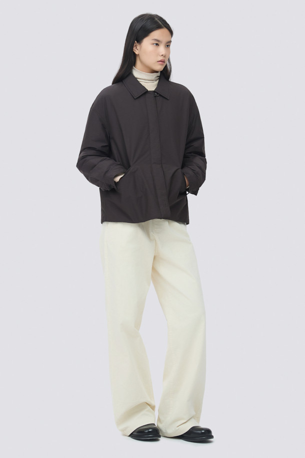 부드러운 울과 캐시미어 소재로 제작되어 포근한 착용감을 선사하는 삼각 머플러입니다. 가을, 겨울 시즌에 어울리는 얇은 두께감으로, 보온성을 유지하면서도 답답함 없이 착용할 수 있습니다. 베이직한 디자인과 무지 패턴으로 어떤 스타일에도 잘 어울립니다. 삼각형 형태로, 머플러, 헤어 스카프, 레이어드 악세사리 등 다채로운 연출이 가능합니다. 겨울 데일리룩, 산책룩, 여행룩 등 다양한 TPO에 맞춰 클래식, 미니멀, 캐주얼 무드로 활용해보세요. 3가지 컬러로 구성되어 취향에 따라 선택할 수 있습니다.
