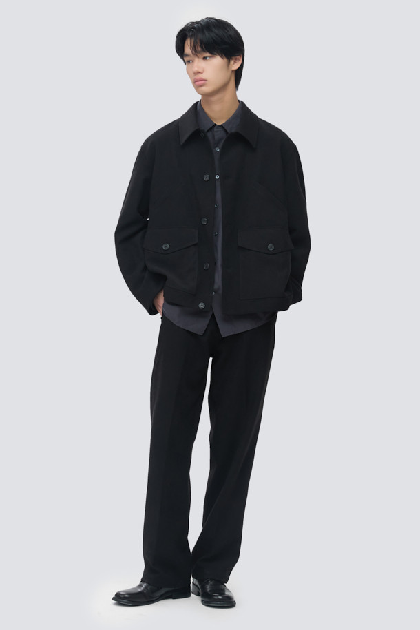 네이비 컬러의 스웨이드 초어 재킷입니다. 부드러운 촉감의 스웨이드 소재로 제작되어 봄, 가을에 착용하기 좋으며, 루즈핏으로 편안한 착용감을 선사합니다. 클래식, 미니멀, 시크 스타일을 연출하기에 적합하며, 데이트룩과 비즈니스 캐주얼에 활용하기 좋습니다. 가슴 사선 주머니, 하단 플랩 포켓, 소매 끝단 버튼, 드로우스트링 등의 디테일이 돋보이는 디자인입니다. 버튼 여밈 방식의 레귤러 기장으로, 다양한 스타일링에 활용할 수 있습니다.
