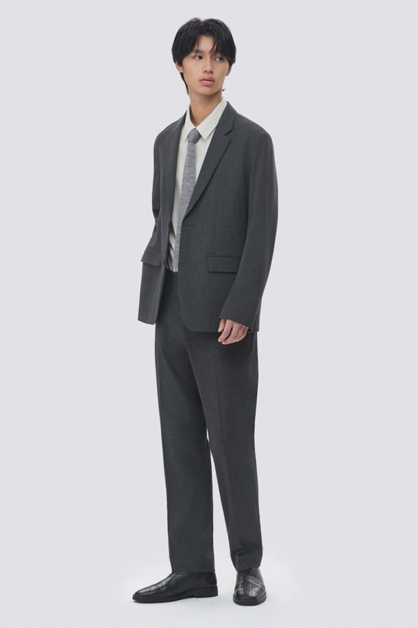 데일리 블레이저 (set-up)는 남성을 위한 베이직하고 포멀한 스타일의 블레이저 셋업입니다. 차콜 컬러의 무지 디자인으로, 봄, 가을 시즌에 적합하며, 일상 및 비즈니스 용도로 활용 가능합니다. 싱글 버튼 여밈, 레귤러 기장의 데일리핏으로 제작되었으며, 스판 소재를 사용하여 부드러운 촉감을 선사합니다. 노치드 라펠과 뒷면 슬릿 디테일이 있으며, 셋업으로 출시되어 오피스룩, 비즈니스 캐주얼, 회의룩 등 다양한 TPO에 맞춰 클래식하고 미니멀한 스타일을 연출할 수 있습니다.
