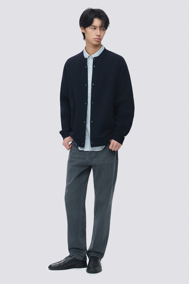 중청과 그레이 컬러가 조화롭게 어우러진 워시드 데님 팬츠입니다. 힙과 허벅지에 여유를 주어 편안한 착용감을 선사하며, 릴랙스핏과 위켄드핏으로 활동성을 높였습니다. 부드러운 데님 소재에 스트레치 기능까지 더해져 편안함을 극대화했습니다. 한지 와펜 디테일과 epigram 로고가 디자인 포인트를 더하며, 비즈니스 캐주얼부터 캐주얼, 미니멀, 클래식 스타일까지 폭넓게 활용할 수 있습니다. 긴 기장감으로 다양한 스타일 연출이 용이합니다.
