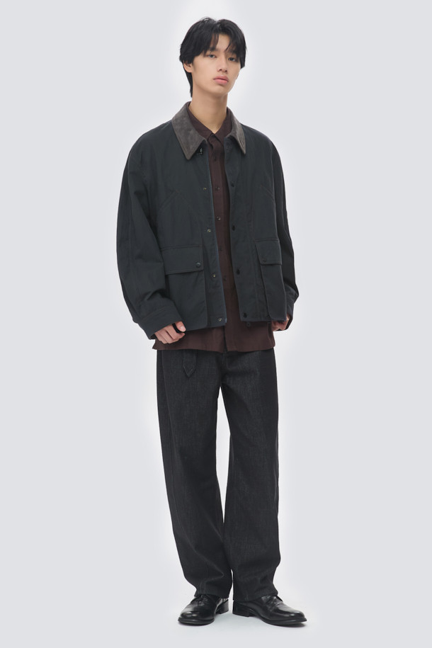 불변 베럴레그드 벨티드 데님은 사계절 내내 활용 가능한 블랙 데님 팬츠입니다. 릴랙스핏으로 편안하게 착용 가능하며, 허벅지와 엉덩이 부분에 여유를 주어 활동성을 높였습니다. 물빠짐이 적고 내구성이 뛰어난 불변(non-fade) 데님 소재를 사용하여 오랫동안 변함없이 즐길 수 있습니다. 허리에는 벨트가 포함되어 있으며, 무릎 아래로 자연스럽게 좁아지는 베럴레그드 실루엣이 특징입니다. 비즈니스 캐주얼, 출근룩, 오피스룩 등 다양한 TPO에 클래식, 미니멀, 캐주얼 스타일로 연출할 수 있습니다.
