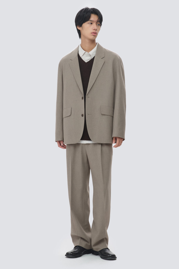 투톤 릴렉스 팬츠 (set-up)는 브라운과 베이지의 투톤 멜란지 컬러가 돋보이는 슬랙스입니다. 가을, 겨울 시즌에 적합하며, 릴랙스핏과 와이드 핏으로 편안한 착용감을 선사합니다. 뒷밴딩 처리와 원턱 디테일로 활동성을 높였으며, 포멀 캐주얼, 클래식, 미니멀 스타일을 즐기는 분들께 추천합니다. 출근룩, 비즈니스 캐주얼, 겨울 데일리룩 등 다양한 TPO에 활용 가능하며, 셋업으로도 연출할 수 있습니다. 스트레치 소재로 제작되어 편안함을 더했습니다.
