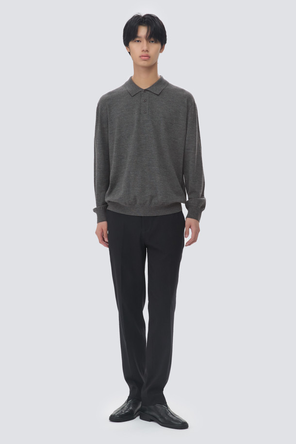 TRABEST(트라베스트) 데일리 팬츠 (set-up)는 베이직한 스타일의 간절기용 슬랙스입니다. 힙과 허벅지에 여유가 있어 편안하며, 밑단으로 갈수록 좁아지는 스트레이트 핏으로 제작되었습니다. 뒷면 허리 밴딩 처리로 활동성을 높였으며, 차콜 컬러의 무지 디자인으로 어떤 상의에도 잘 어울립니다. 출근룩, 오피스룩, 비즈니스 캐주얼 등 다양한 TPO에 활용 가능하며, 블레이저와 함께 셋업 스타일링도 연출할 수 있습니다. 클래식, 미니멀, 캐주얼 스타일을 선호하는 분들께 추천드립니다.
