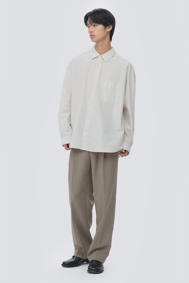 울 블렌디드 오버핏 셔츠는 부드러운 촉감의 울, 코튼, 텐셀 혼방 소재로 제작되어 간절기부터 초겨울까지 착용하기 좋습니다. 라이트 그레이, 브라운, 다크 그레이 세 가지 색상으로 출시되었으며, 여유 있는 오버핏과 레귤러 기장으로 편안한 착용감을 선사합니다. 간결한 스티치와 자연스러운 드레이프 디테일이 특징이며, 두꺼운 두께감으로 실용성을 더했습니다. 미니멀하고 시크한 스타일로, 출근룩, 겨울 데일리룩, 비즈니스 캐주얼 등 다양한 TPO에 활용 가능합니다. 클래식한 무드를 연출하기에도 좋습니다.
