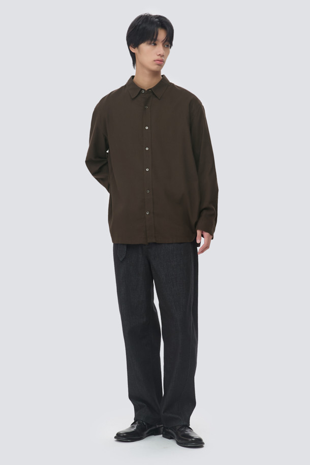 가을, 겨울 시즌에 어울리는 남성용 오버핏 솔리드 셔츠입니다. 브라운, 화이트 두 가지 색상으로 출시되었으며, 차이나칼라 디자인으로 캐주얼, 미니멀, 클래식한 스타일을 연출할 수 있습니다. 부드러운 코튼, 레이온, 기모 소재 혼방으로 제작되어 포근한 착용감을 선사하며, 얇은 두께감으로 간절기에도 부담 없이 즐겨 입기 좋습니다. 여유 있는 품과 긴 소매 기장으로 편안함과 스타일을 모두 잡은 데일리 셔츠입니다.
