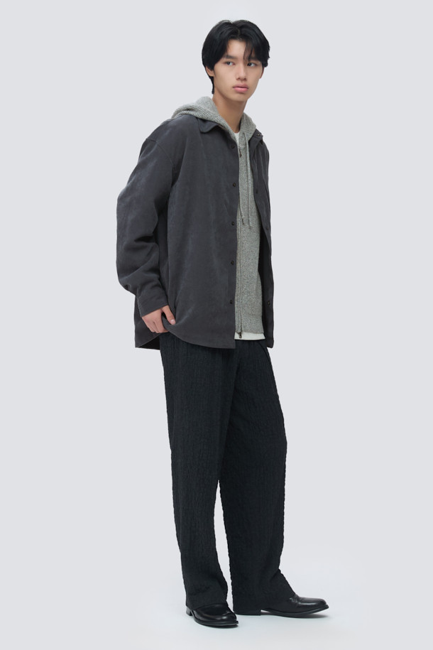 미니멀한 디자인이 돋보이는 남성용 오버핏 셔츠입니다. 블랙 컬러의 무지 셔츠로, 간절기에 착용하기 적합하며, 부드러운 촉감의 폴리우레탄 소재로 제작되었습니다. 아우터형 셔츠로 활용 가능하며, 브러싱 가공과 트윌 조직으로 고급스러움을 더했습니다. 넉넉한 핏과 아웃포켓 디자인으로 편안함과 스타일리시함을 동시에 잡았습니다. 데이트룩, 카페룩 등 다양한 상황에서 미니멀, 클래식, 시크한 스타일을 연출할 수 있습니다.
