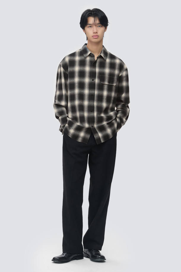 **옴브레 체크 셔츠**는 다크 네이비 컬러의 남성용 셔츠로, 가을과 초겨울에 적합합니다. 베이직한 스타일을 기반으로 하며, 오버핏의 레귤러 기장으로 편안한 착용감을 선사합니다. 코튼 100% 소재에 브러싱 가공을 더해 부드러운 촉감과 기모감을 느낄 수 있습니다. 플랩 포켓 디테일이 돋보이며, 체크와 옴브레 패턴이 조화롭게 어우러져 클래식, 캐주얼, 미니멀 룩 연출에 용이합니다. 가을 나들이룩, 겨울 데일리룩, 데이트룩 등 다양한 TPO에 활용할 수 있습니다.
